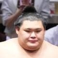大の里と豊昇龍がパリを観光　並んでバゲット堪能する姿に「仲良し横綱コンビ」「かっこいい！」