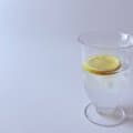 レモン水を毎日飲むとどうなる？体に起こる変化を内科医が解説