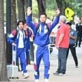 日本代表ダラスに到着、初戦オランダ戦の開催地　バイクに先導されて宿舎入り…久保＆鎌田は談笑