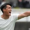 ｢ミスターさすが｣槙野智章監督がピッチ乱入で田中パウロ淳一のドリブル阻止！｢モウリーニョ思い出した｣“まさかのイエロー”に大反響