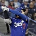 大谷翔平、弾丸ファウルで敵軍ベンチに“警告”絶叫→笑顔　村上宗隆の好リアクションに中継局ブースも笑