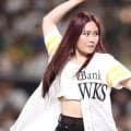 へそ出し大胆フォームが「美しい」　豪快足上げ→長髪美女に悶絶「最高じゃん」