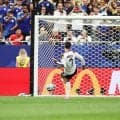 「W杯ですよ？」ドイツ代表FW、目を疑う“衝撃の光景”「よくそんな…」GKをハメた“一瞬のフェイント”… ハヴァーツが“強心臓PK”炸裂