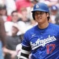 大谷翔平が打席中に“ニヤニヤ”　村上は手を上げて猛アピール…思わぬハプニングに騒然