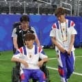 久保建英、自力で階段上がる動画「痛みを伴い歩くこと選んだ」左膝かばうも観客席の家族のもとへ