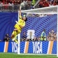 スペインが沈黙！W杯初出場の40歳守護神、驚異の“ワンハンドセーブ”にSNS沸騰「このGK何者？」右手一本で弾き出す