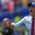 62歳ベルギー代表監督が試合途中にずぶ濡れ「プールに落ちたみたい」その理由は…
