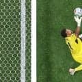 W杯でフォロワー5万→ついに700万人突破！スペイン零封の40歳守護神、世界に感動と衝撃与えた“驚異の片手セーブ”