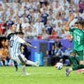 メッシ衝撃ハット！！！アルゼンチンＷ杯連覇へ完勝発進　最多得点タイ＆自身初３得点＆４大会連続ゴール“伝説”の試合に観客総立ち