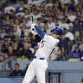 大谷翔平の１５号先制弾にロブレスキーが大喜び　戻ってきた大谷の頭をポンとたたいて感謝　６回無失点の快投に報いる一撃