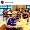 堂安律が２８歳バースデー！ケーキ運んできたＤＦをイジる「人の誕生日祝う時どこにでもいるな！」