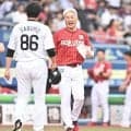 楽天・吉井新監督がメンバー交換　ロッテ・サブロー監督と笑顔で握手　真新しい背番号８１の赤ユニホームで