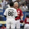 【楽天】吉井理人新監督、サブロー監督とのメンバー表交換で古巣ロッテファンから温かい拍手