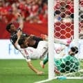 「W杯だぞ？」退場者続出…カタール代表に“異常事態”「守備ズタボロやん」「点差離れてボロボロ」カナダ代表FW、DFごとゴールに叩き込む一撃