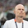 ノルウェーのソルバッケン監督が異例の行動、試合終了とともにスタンドへ駆け上がり妻と熱いキス