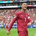 CR7躍動！集合写真での“つま先立ち”からついに出たゴールパフォ！計画通りのフリーキック？ 現地カメラマンが見た“ロナウド意地”とポルトガル代表の団結力！