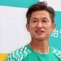 キングカズ５９歳４カ月ゴールシーンがすごっ！右サイドから切り込んだ仲間のパスを受ける→相手２人に挟まれながら押し込む　“カズダンス”はせず