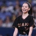 「スタイル良すぎ」ポニテふわりのノーバウンド投球　超人気モデルが「どんどん綺麗に」