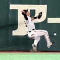 【巨人】ヒヤリ…左翼手・笹原操希がフェンス激突も大事には至らず　自力で立ち上がる