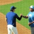 大谷翔平がブルペンでシャドーピッチング　２日連続キャッチボール後に　フィールドではエンゼルス時代の打撃コーチと再会！楽しそうに談笑