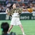 女優の橋本環奈が始球式　蓑を背負った山民族の衣装でノーバンならずもニッコリ笑顔　映画「キングダム　魂の決戦」に軍師・河了貂役で出演