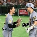阪神　佐藤輝明の通算１５０号　ニッコニコでボードを手渡した同学年が「めちゃくちゃかわいい」「エモすぎる」ファン大注目のワンシーン