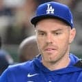 ドジャース　フリーマンがヒヤリ　一邪飛を追って一塁ベンチに転落→スタンドから悲鳴　問題なくプレー続行