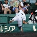 【甲子園】東日本国際大昌平・渡辺頼都がカメラマン席に落下しながらフライをナイスキャッチ