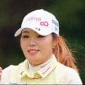 「構えいいね」古江彩佳、レア物イチローのグリーンのユニ姿でイチロー銅像前でポーズ