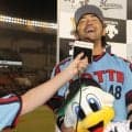 ロッテOBのGG佐藤氏が来場「もう気分はキモティィィ～！」　22日の日本ハム戦で投球披露