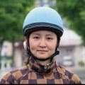 古川奈穂騎手が落馬、救急搬送　コース上で動けず　意識ありも胸の痛みを訴える…札幌１１Ｒ　