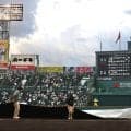 【甲子園】仙台育英－拓大紅陵戦、突然の大雨で一時中断　阪神園芸が急ピッチでシートかぶせる