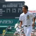 元阪神投手の佐野日大・麦倉洋一監督「このチームはよく頑張った。一番弱い代かなと思って」敗戦後はベンチ前で健大高崎をたたえて青柳監督と握手