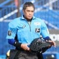 白井一行審判員が通算２０００試合出場を達成　五回終了時にオリックス・若月から花束を贈られる