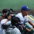横浜-霞ケ浦戦で驚きプレー　カメラ席にダイブ→好捕…一時試合中断もプレー再開、甲子園歓声