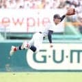 横浜　左翼の江坂が驚異のレーザービーム！寸分の狂いなくタッチアウトに織田も目を見開く　甲子園もネットも騒然「えげつない返球」「やっべえええええ」