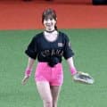 ３５歳グラドルがノーバン始球式　場内大歓声　白のオーダーグラブで投球