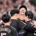 阪神・藤川監督「ファンの方が打たせてくれた」　九回に佐藤輝、大山の２者連発でサヨナラ決着　殊勲の２人を抱き寄せる