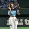 「くびれがすんごいな」東京Ｄ降臨の人気美女に騒然　衝撃の美腹筋で可憐投球「大優勝」「ピッチング姿もとてもお美しい」「スタイルエグい」