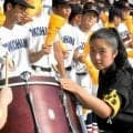 「あと二つ、全力で」　横浜に初の女性応援団長、選手たちからも信頼