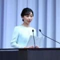 佳子さま、自ら選手にお声をかけに行く場面も　大きな花飾りと淡いグリーンの衣装でアジア大会結団式にご出席