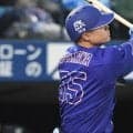 中日・細川　死球に怒りのまなざし　１５０キロ直球が左肘直撃　広島左腕はイニング間にも帽子取る