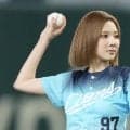 くびれ浮き出る19歳美女が「めちゃくちゃ綺麗」　へそ出しスタイルの“可憐投球”に興奮