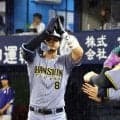 阪神・佐藤輝が衝撃の３０号ソロ　変化球に泳がされながら右翼席へ　生え抜きで２年連続３０発は掛布以来４１年ぶり　森下も同日達成で１シーズンに複数人は８５年以来