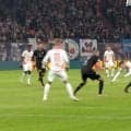 なんだこれは…！？ デュエル王・遠藤航、セオリー無視の“爆速タックル”→ボール奪取　相手を翻弄する“駆け引き”…なでしこ長野ドン引きの“超高難度プレー”