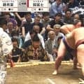 「ラフな格好の大物政治家が」大相撲、親方の背後に“鎮座”する姿が話題「本人だわw」「見っけ」