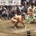 立ち合い直前で“奇声”、伯乃富士が“待った”でほっこり珍光景「あれ、おっちの肩に…」一体、何が？