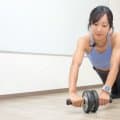 腹筋ローラーを横に転がしてみて！お腹まわりの引き締めに効果的で、週1がオススメ