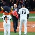 【オリックス】岡田彰布氏「本当にお疲れ様やね」平野佳寿に花束　監督時代に救援に配置転換