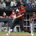 村上宗隆出場試合でアクシデント　球審にファウルチップ直撃で試合中断　スタンドが騒然　痛みに耐えてジャッジ続行